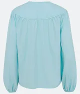 Blusa rosa de poliéster con escote en pico, botones delanteros, manga larga con puños elásticos y pliegues en los hombros.