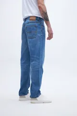 Pantalón jean celeste de corte recto, holgado en la cadera y levemente ajustado en las piernas.