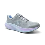 Championes Skechers Go Walk Max Walker, color gris con detalles en celeste y lila. Capellada de malla, plantilla Air-Cooled Goga Mat, amortiguación Ultra Go y suela Goodyear antideslizante.