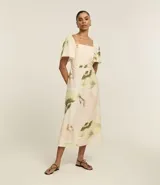 Vestido midi con estampado de mariposas, escote cuadrado y mangas cortas con volados.