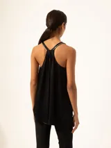 Top de viscosa negro sin mangas, con breteles y escote decorados con strass.
