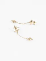 Aros colgantes dorados con forma de estrella, unidos por una cadena fina.