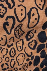 Traje de baño enterizo color marrón con estampado animal print de jaguar en negro, breteles finos y escote cuadrado.