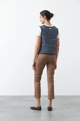 Pantalón de vestir negro de corte clásico, recto y levemente entallado, con largo hasta el tobillo.