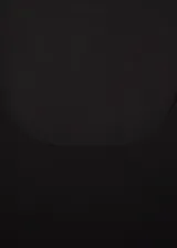 Vestido midi negro de tirantes finos y escote cuadrado, confeccionado en tejido fluido y entallado. Presenta una abertura en la parte posterior del bajo.