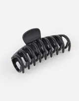 Broche para el pelo negro con forma rectangular y diseño de espiral.