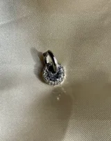 Aro pequeño plateado con forma circular, con strass incrustados. Se vende por unidad.