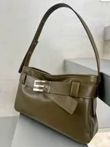 Cartera de cuero color verde oliva, con correa de hombro ajustable y aplique metálico plateado en forma de "S".