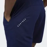 Short deportivo Castore Performance Lightweight color azul marino, confeccionado en tejido elástico y ligero con paneles cortados y cosidos para mejorar el movimiento. Presenta cintura elástica y bolsillos laterales abiertos.