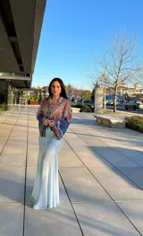 Falda midi celeste con volados en la parte superior y falda de corte sirena.