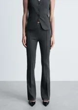 Pantalón acampanado gris oscuro, de tiro medio y corte ajustado, con costuras verticales al frente.