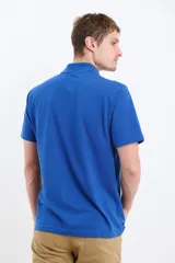 Remera manga corta verde con cuello polo y tapeta con botones.