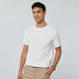 Remera blanca de punto jacquard con cuello redondo y mangas cortas.