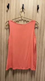Musculosa color verde lima con escote en V y corte recto.