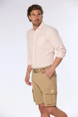 Bermuda cargo azul marino con cinto, confeccionada en 98% algodón y 2% spandex. Presenta bolsillos laterales tipo cargo con solapa y botón.