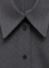 Minivestido gris a rayas verticales, de corte entallado, con cuello camisero, cierre frontal con botones y mangas largas con puños abotonados.