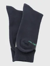 Calcetines de largo medio, tejido grueso, color azul marino con franjas horizontales en gris y verde.