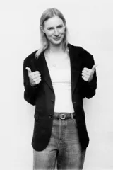 Camiseta ajustada de tirantes finos, color azul petróleo, con escote redondo.