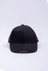 Gorro de visera negro, fabricado con textil de textura suave.