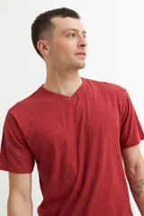 Remera verde oliva de manga corta con escote en V.