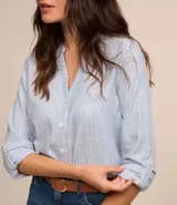 Camisa de manga larga con cuello V, abotonada frontal y rayas verticales en hilo tinto.