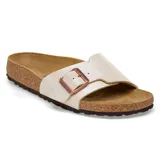 Sandalia Birkenstock modelo Catalina, color blanco aperlado, con hebilla metálica color cobre.