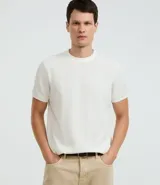 Remera de hombre color blanco, de corte regular, con cuello redondo y manga corta. Presenta textura vertical.