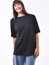 Remera color marrón claro, de corte recto y mangas cortas.