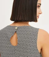 Blusa sin mangas con textura airflow, barra en ondas y estampado de corazones diferenciados.