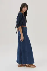 Top azul de tejido de punto con cuello cuadrado y mangas abullonadas con lazos.