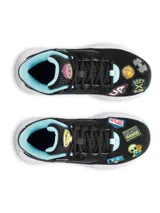 Zapatillas deportivas de caña baja color negro con detalles en celeste y blanco. Presentan parches decorativos con motivos de baloncesto.