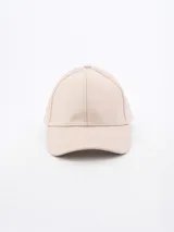 Gorra de béisbol negra de cuero sintético con visera curva y botón superior.