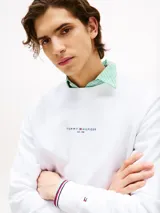 Buzo blanco de cuello redondo, marca Tommy Hilfiger, con logo bordado en el pecho y puños con ribetes distintivos en rojo, blanco y verde. Confeccionado en mezcla de algodón y poliéster.