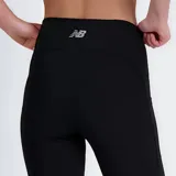 Calza deportiva negra de talle alto, corte ajustado y largo hasta el tobillo. Presenta bolsillos laterales y un cordón interno en la cintura.