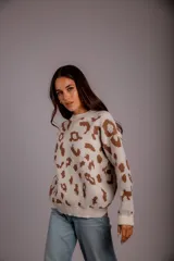 Sweater de punto color crudo con estampado animal print marrón.