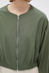Campera verde oliva con cierre frontal, cuello redondo y corte a la base.