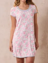 Camisón corto de tejido suave estampado con diseño animal print, marca René Rofé. Tiene escote redondo con aplique de moña y mangas cortas con ribete negro.