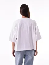 Remera blanca de corte holgado y mangas cortas.