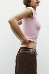 Camiseta rosa de rib con cuello barco y mangas cortas.