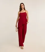 Pantalón pantalona de color rojo, confeccionado en tejido airflow, con elástico y lazo en la cintura.