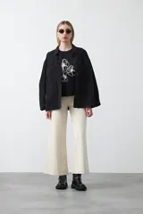 Remera blanca de manga corta con cuello redondo y bordado floral en relieve de color beige claro en el frente.