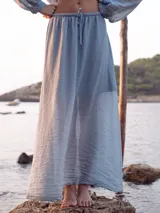 Falda larga marrón de tejido arrugado liviano, con cintura elástica y terminación Polonio en cobre.