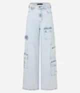 Pantalón de jean celeste de corte wide leg con bolsillos cargo laterales.