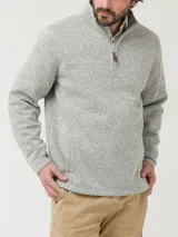 Buzo polar color gris jaspeado con cuello alto, medio cierre frontal y bolsillos laterales. Confeccionado con fibras de poliéster reciclado.