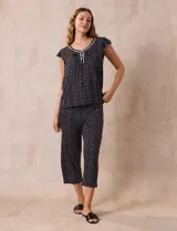 Conjunto de pijama estampado, marca René Rofé, compuesto por una remera de manga corta con escote en V abotonado y un pantalón capri con cintura elastizada.