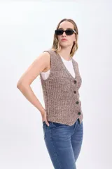 Chaleco de punto lurex color taupe con escote en V y cierre frontal con botones.