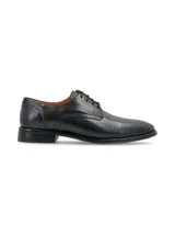 Zapato de vestir color marrón oscuro, con cordones y suela de goma.
