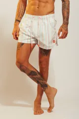 Short de baño celeste con estampado de personas nadando y faroles.