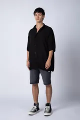 Camisa celeste de manga corta con cuello clásico y calce oversize.