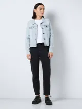Chaqueta de jean celeste de corte clásico con cuello, cierre frontal con botones, bolsillos delanteros y mangas largas.